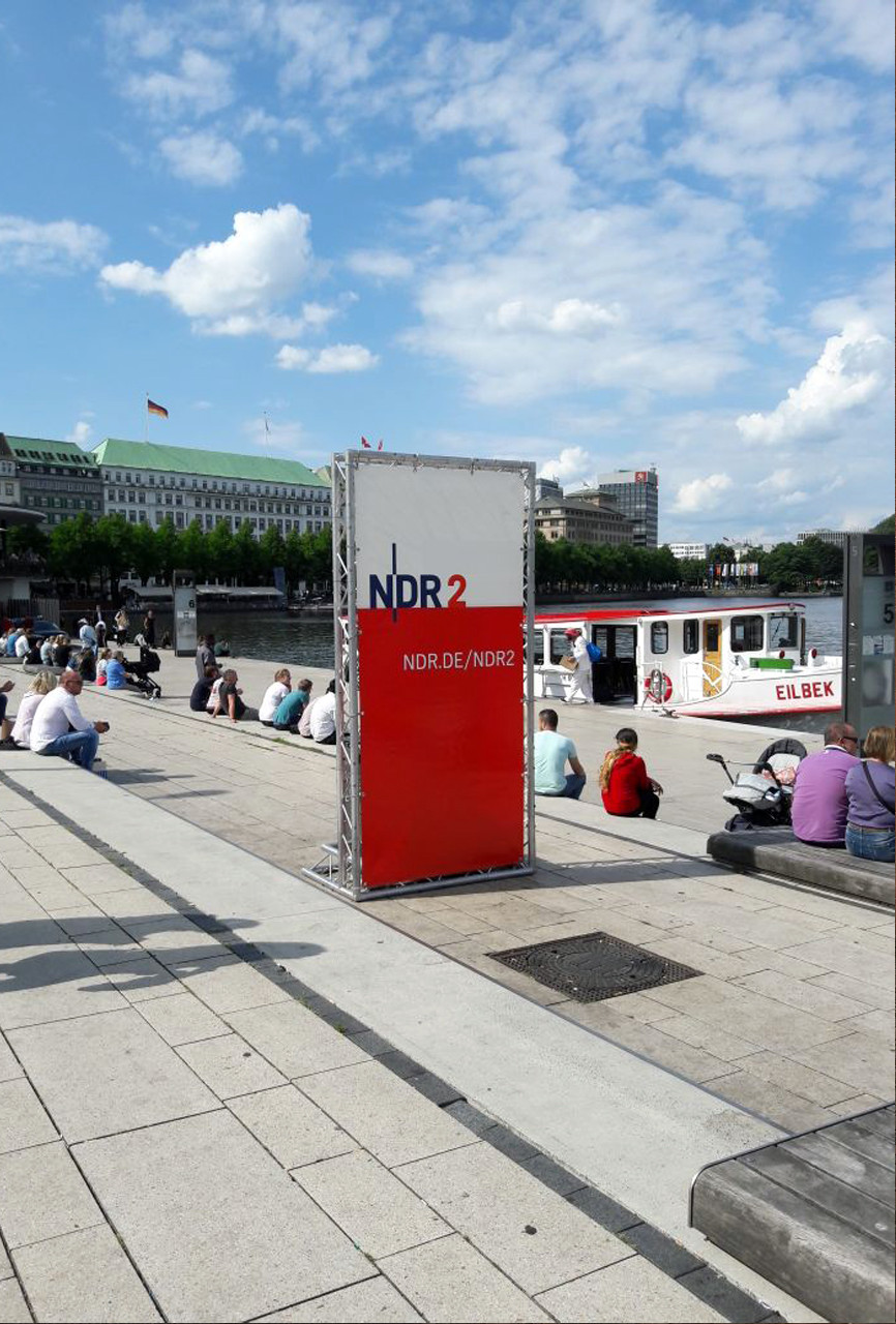 NDR2 Aufsteller am Jungfernstieg