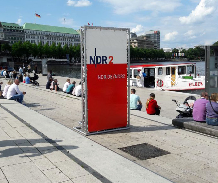 NDR2 Aufsteller am Jungfernstieg